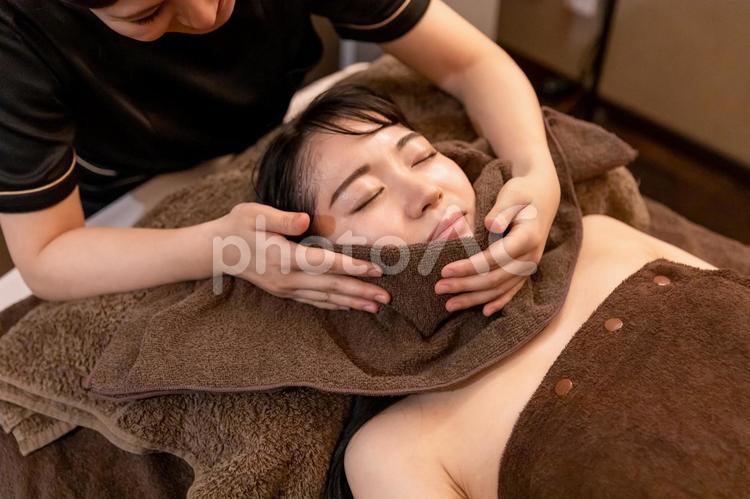 エステサロンで施術を受ける女性（スチームタオル） パック,フェイシャルエステ,スチームタオルの写真素材