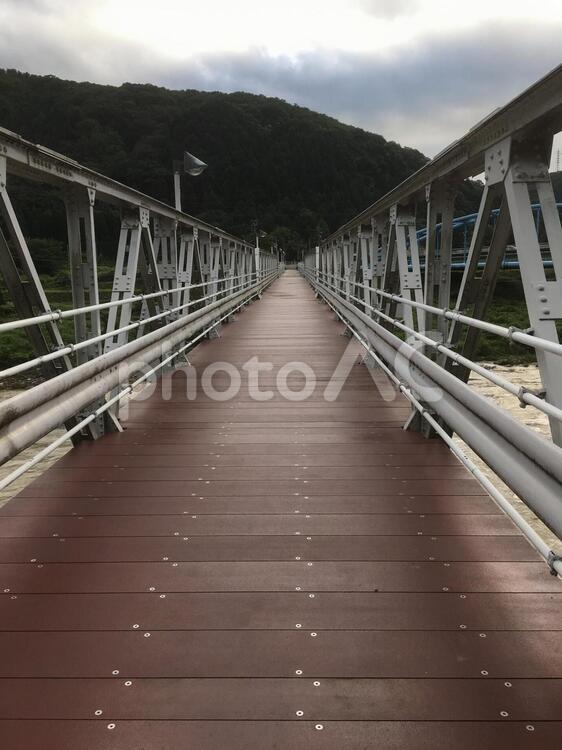 梅雨入りまじかの雨に濡れたつり橋のある風景 梅雨,雨,濡れたの写真素材