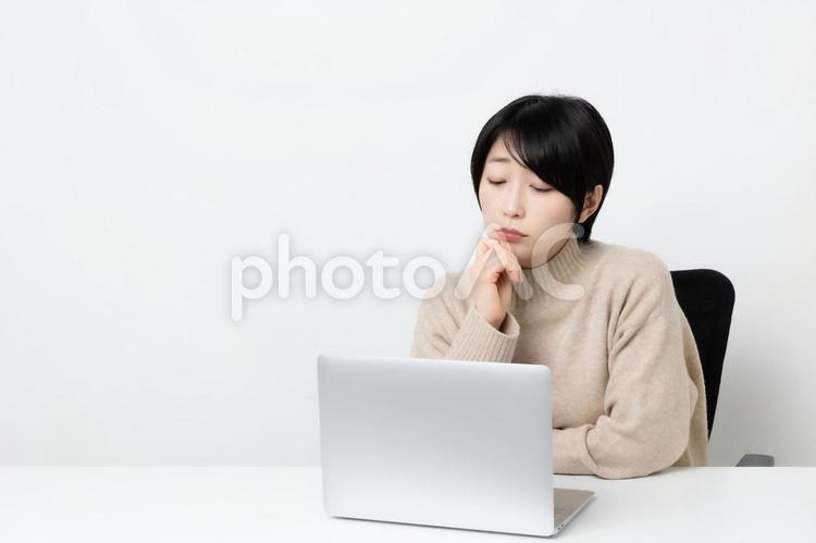 仕事で悩んでいる女性（コピースペース） 女性,女子,女の写真素材