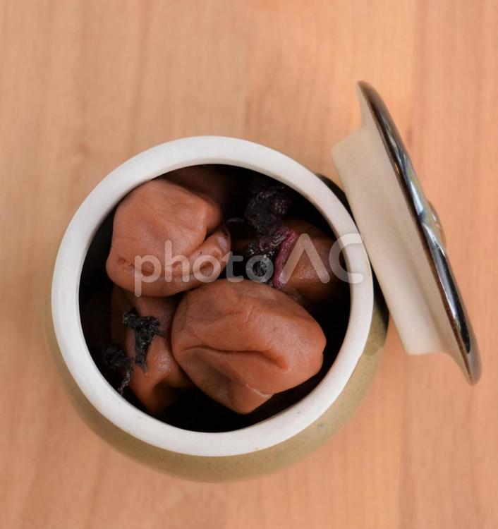 梅干し、しそ、容器、壺 梅干し,梅,食べ物の写真素材