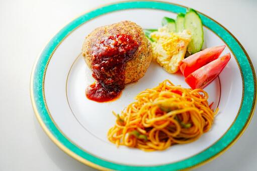 ハンバーグ＆パスタ 食事,食卓,ハンバーグの写真素材
