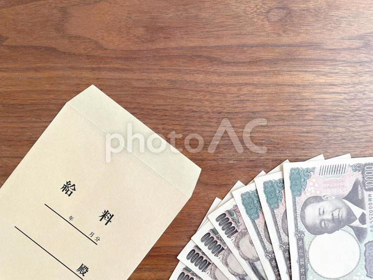 机上に置いた給料袋と紙幣 給料日,お金,給料袋の写真素材