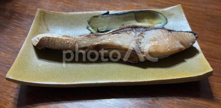 R7.08.27　焼きぶりと茄子漬け 焼きぶり,茄子漬け,焼き魚の写真素材