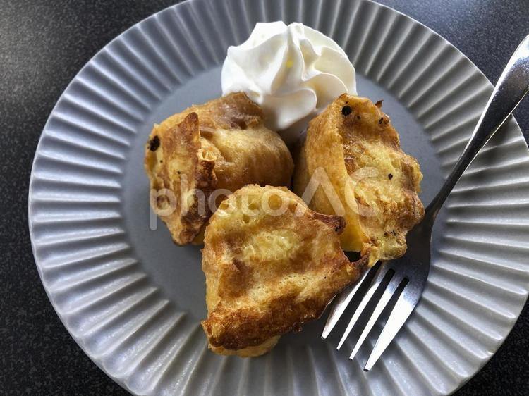 フレンチトーストと生クリームのスイーツ フレンチトースト,パン,スイーツの写真素材