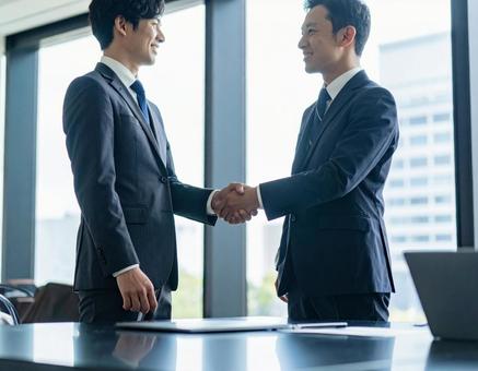 握手する人 ビジネス 握手する人 ビジネスの写真