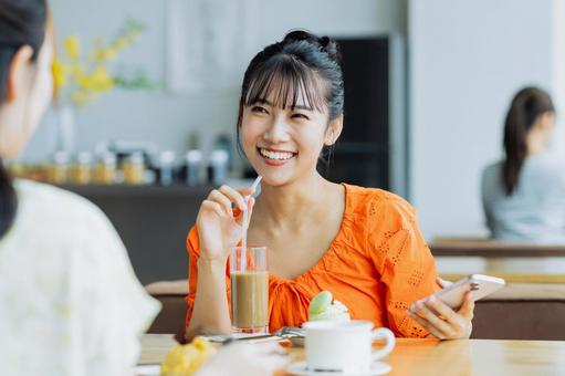 カフェでくつろぐ若い女性 カフェでくつろぐ若い女性 カフェ,女性,笑顔の写真素材