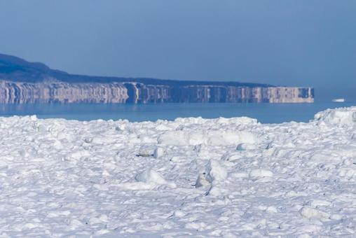 蜃気楼が見える海と流氷原 蜃気楼が見える海と流氷原 流氷,氷原,流氷原の写真素材