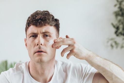 顔に乳液を塗る男性 男性,外国人,欧米人の写真素材