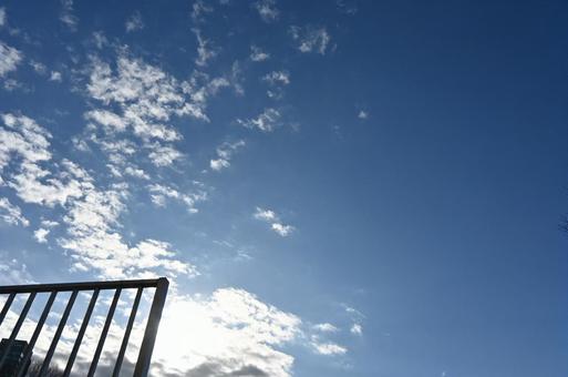 空と手すり 空と手すりの写真