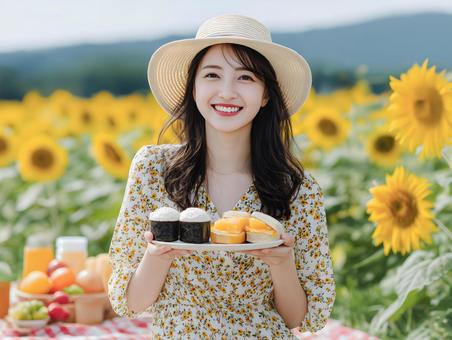 ひまわり園でランチタイム 笑顔の女性 ひまわり園でランチタイム 笑顔の女性の写真