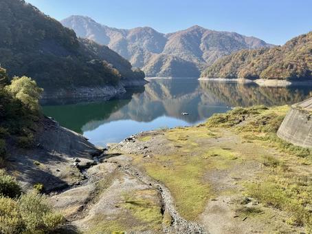 秋の福井県の九頭竜ダム　紅葉に色づく湖 秋,道路,晩秋の写真素材
