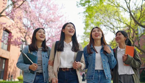 オープンキャンパスで大学を見学の女子高生 オープンキャンパスで大学を見学の女子高生の写真