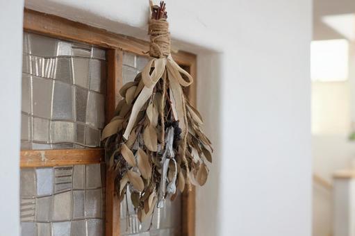 アンティークな室内窓とドライフラワー クラシック,一軒家,北欧風の写真素材