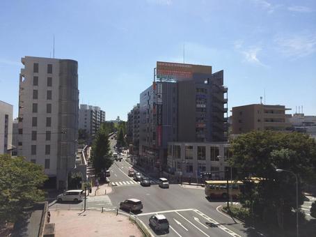 駅前大通りの東戸塚駅前交差点と街並・風景 東戸塚駅前交差点,交差点,大通りの写真素材