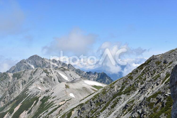 立山の登山風景（黒部アルペンルート） 雄山,立山,北アルプスの写真素材