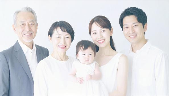 ドレスアップした三世代家族の記念写真 ドレスアップした三世代家族の記念写真の写真