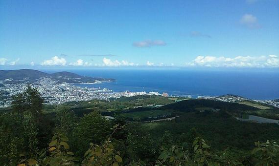 丘から眺める空と海の写真