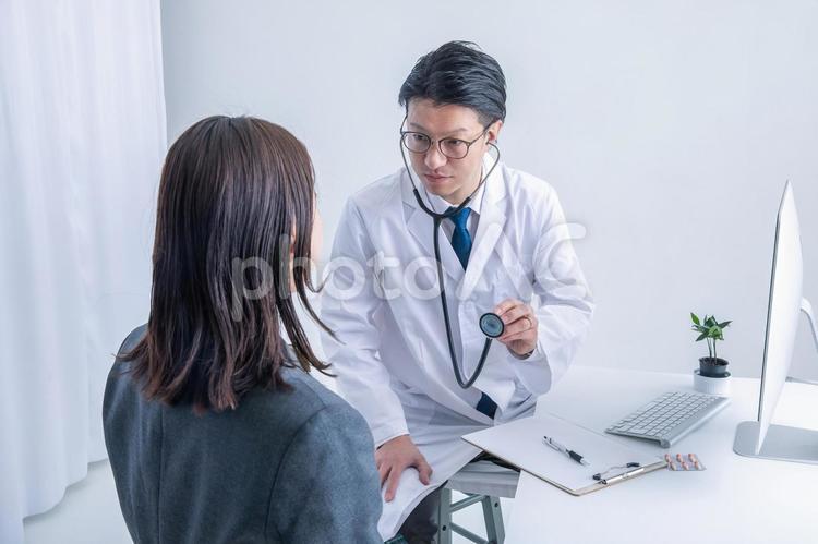 診察する医師　Doctor 医者,医師,聴診器の写真素材