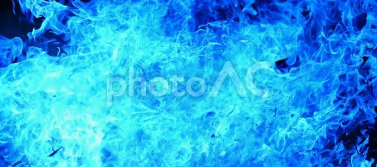 燃え上がる青い炎の迫力ある画像 炎,青,ブルーの写真素材