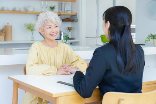 シニア女性と商談をするビジネスウーマン シニア女性と商談をするビジネスウーマン 会議,シニア,女性の写真素材