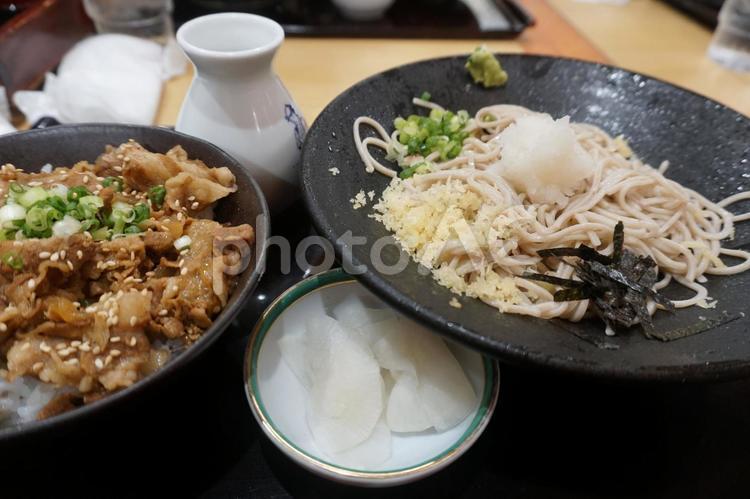 そばと肉丼のセット 蕎麦,そば,肉丼の写真素材