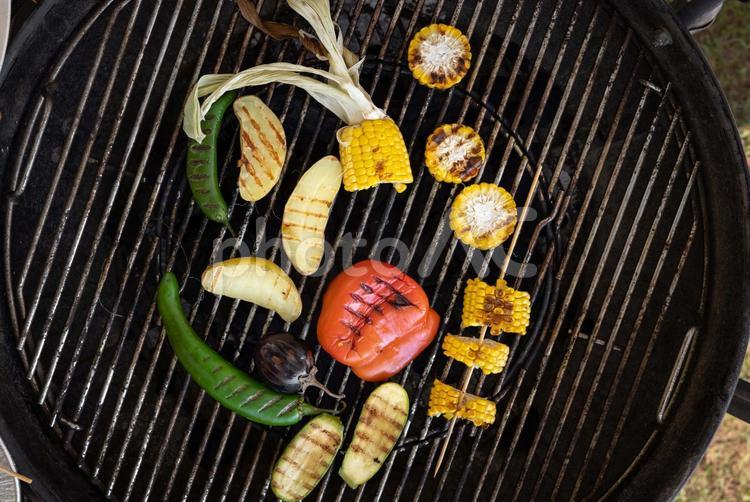 真上から見たパプリカととうもろこしと青唐辛子 バーベキュー,焼き料理,とうもろこしの写真素材