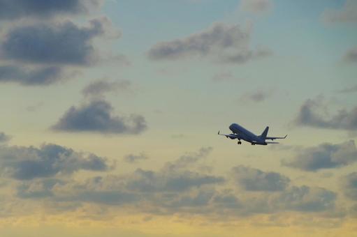 飛行機と夕焼け 飛行機と夕焼けの写真