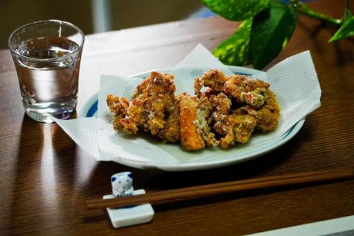 日本酒と鶏の竜田揚げ 日本酒と鶏の竜田揚げ 食事,食卓,夕食の写真素材
