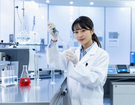 薬を開発する白衣の女性研究員 薬を開発する白衣の女性研究員の写真