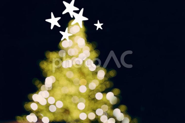 夜のクリスマスツリーと明かり、星 クリスマス,ツリー,キラキラの写真素材