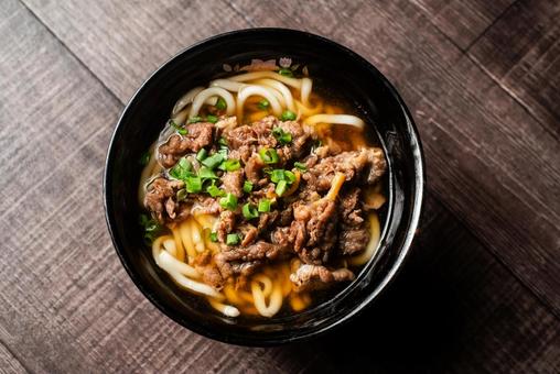 上から撮った肉うどん 上から撮った肉うどんの写真