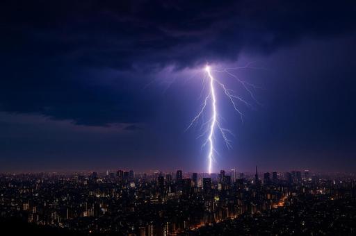 夜空を切り裂く稲妻 夜空を切り裂く稲妻の写真