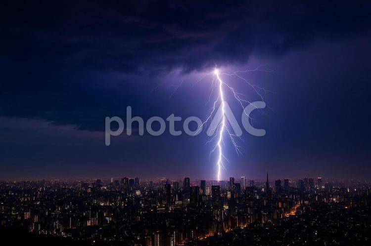 夜空を切り裂く稲妻 落雷,雨,激しい雨の写真素材