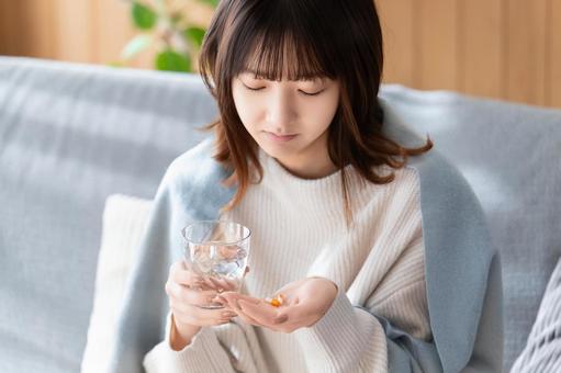 薬を飲む体調不良の女性 女性,薬,風邪の写真素材