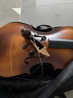 壊れてしまったチェロ 壊れてしまったチェロ チェロ,弦楽器,壊れたの写真素材