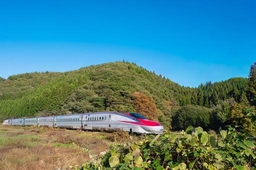山あいを走る秋田新幹線 山あいを走る秋田新幹線 新幹線,こまち,スピードの写真素材