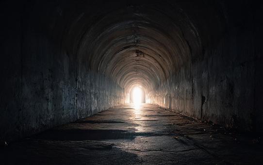 トンネルの先の光:希望への道 トンネルの先の光:希望への道の写真