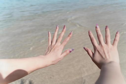 ネイルと海で楽しむ夏② ネイルと海で楽しむ夏② ネイル,手,海の写真素材
