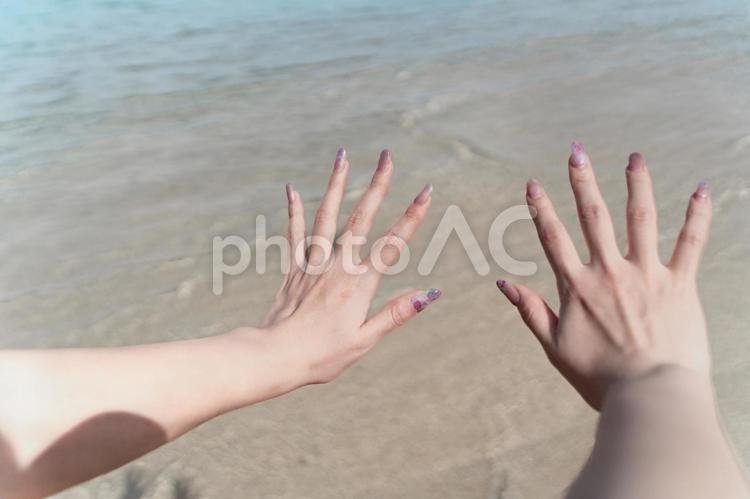 ネイルと海で楽しむ夏② ネイル,手,海の写真素材