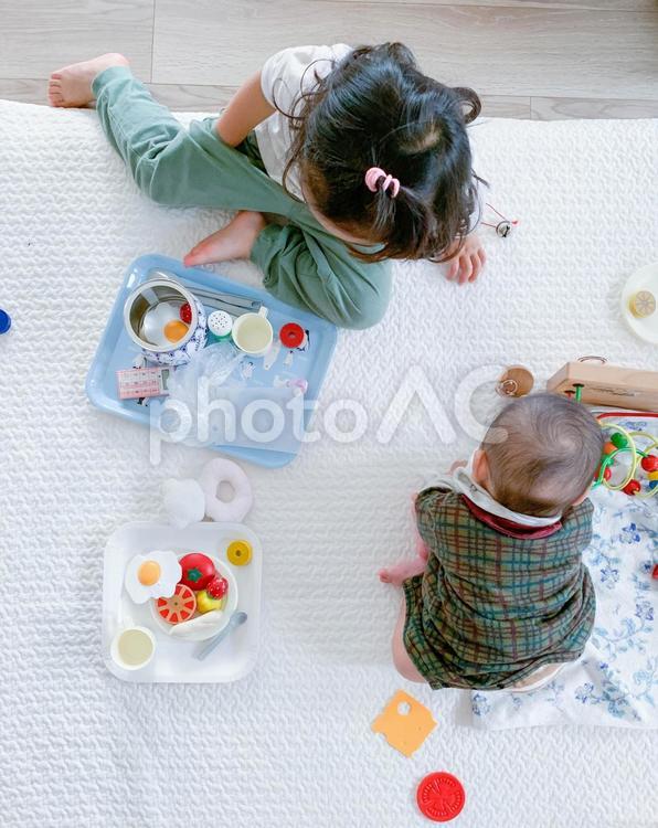 室内で遊ぶ子供たち 子供,女の子,男の子の写真素材