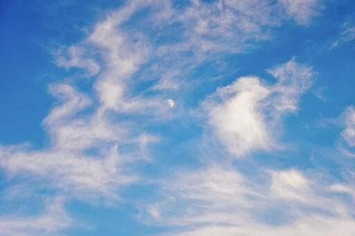 夕暮れのスジ雲と半月 半月,スジ雲,夕暮れの写真素材