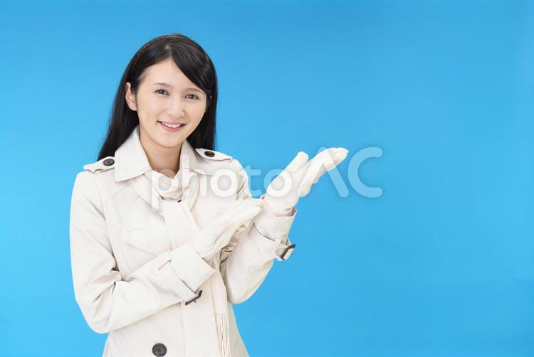 案内する笑顔の女性 女性,女,笑顔の写真素材