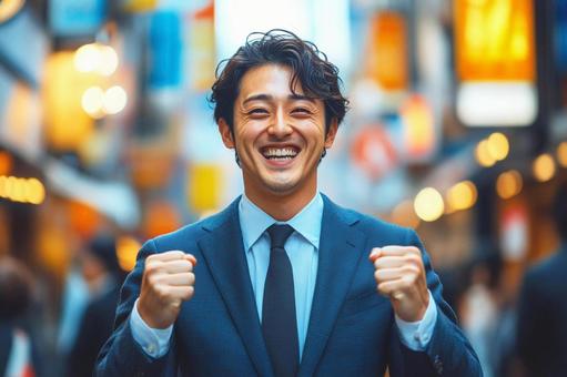 笑顔でガッツポーズの男性 笑顔でガッツポーズの男性の写真