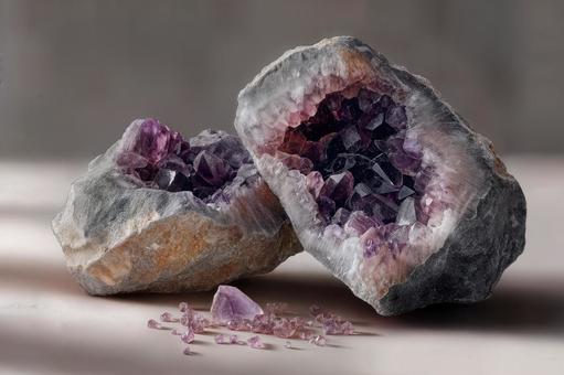 割れたアメジストジオードと小さな結晶 割れたアメジストジオードと小さな結晶の写真