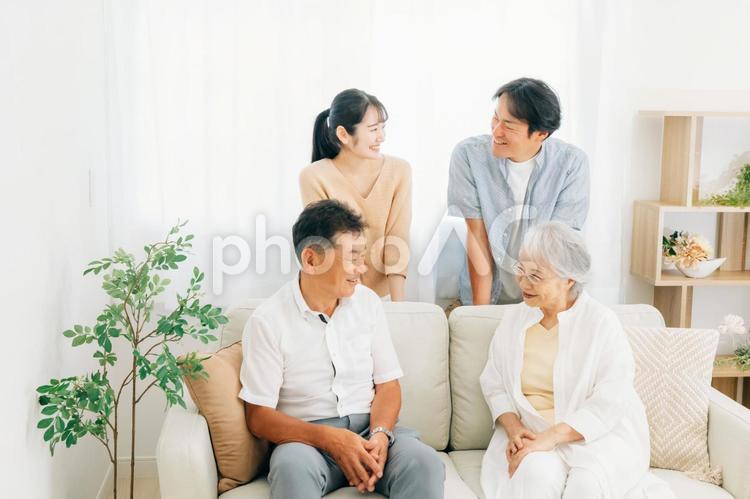 ソファに座る家族（話す） 家族,親子,ファミリーの写真素材