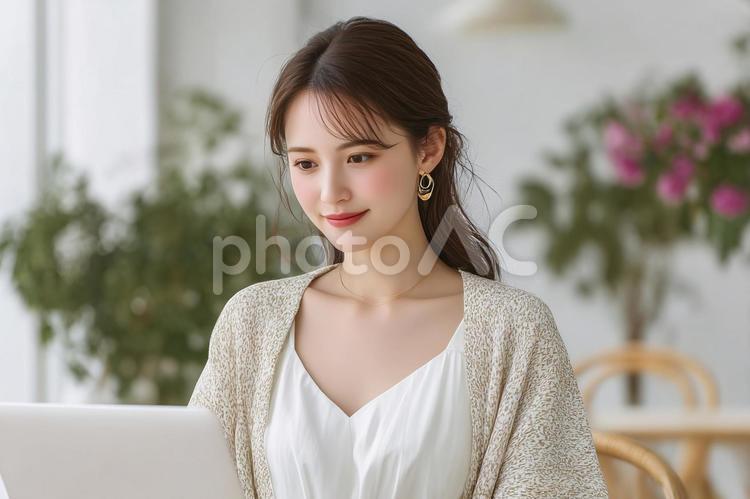 カフェでノートPCを使用して仕事中 カフェ,ノートパソコン,ノートpcの写真素材