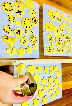 クッキー作り 子供の手 1人 パターン2 クッキー作り 子供の手 1人 パターン2 クッキー,手作り,スィーツの写真素材