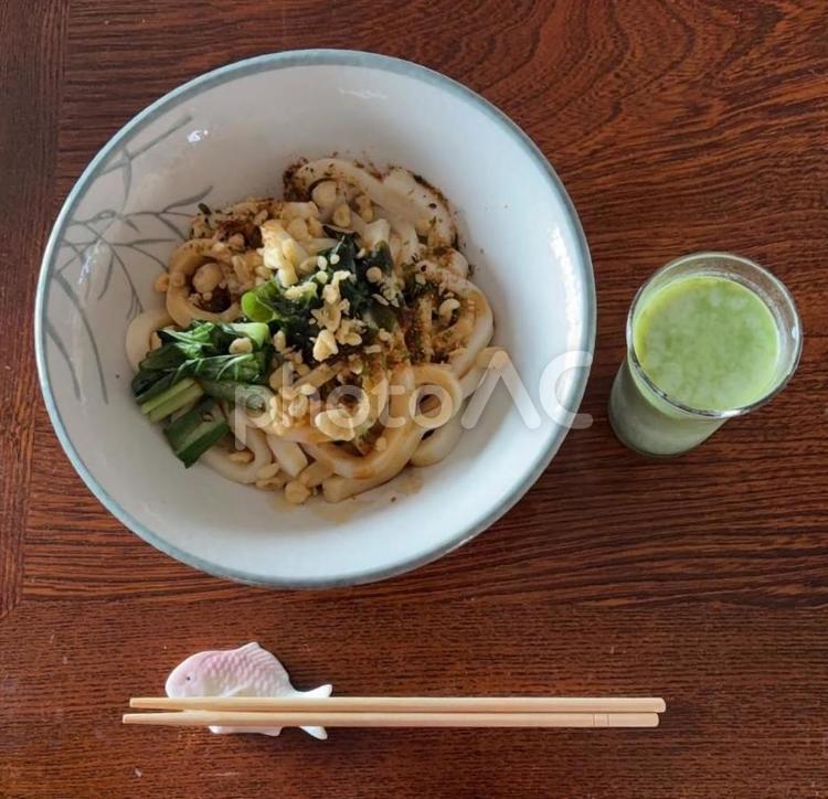 伊勢うどんにワカメとうるいなどの昼食 昼食,伊勢うどん,生ワカメの写真素材
