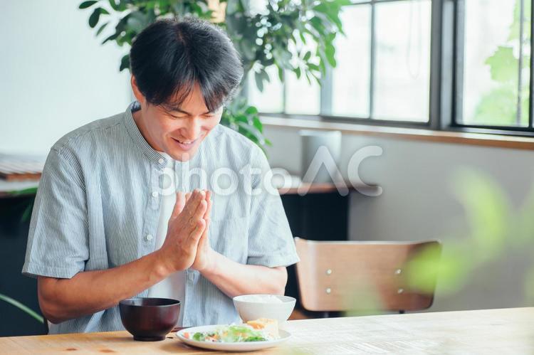 食事をする男性（合掌） 食事,ご飯,和食の写真素材