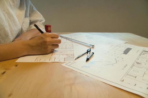 新築注文住宅の間取図を作成中の仕事風景 新築注文住宅の間取図を作成中の仕事風景の写真